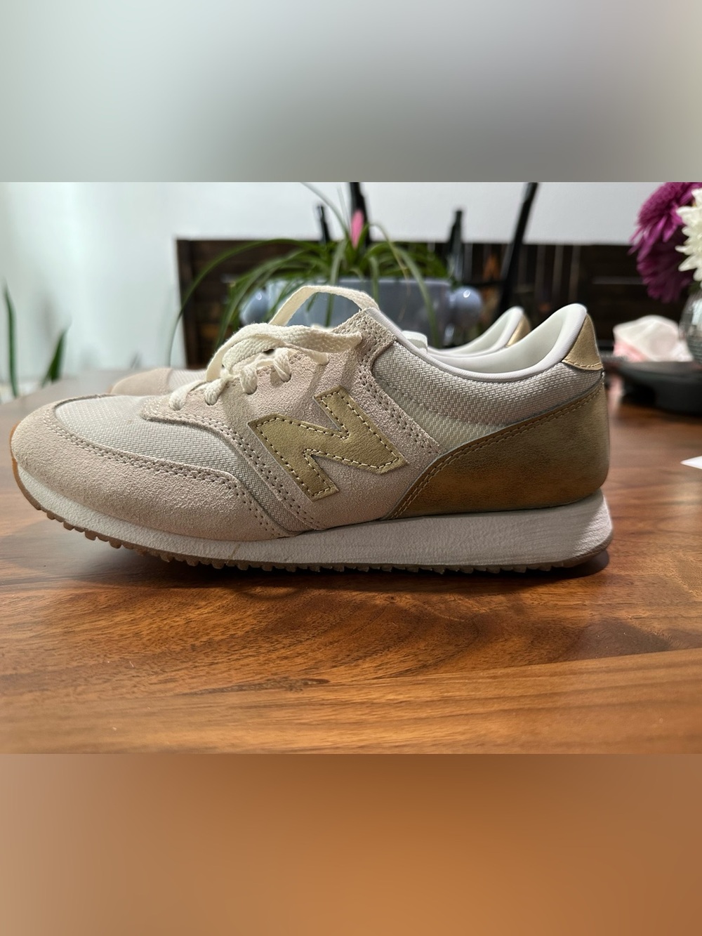 New Balance 620 gold salt color, mint condition